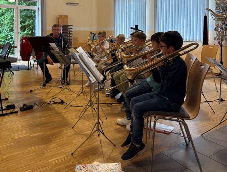 Musiklehrer Reinard Bunte mit Daniel Krzak, Fabian Berg, Karl Bause, Tian Brinkschröder, Erik Stamm, David Kourie. V.l. © Kreis Paderborn